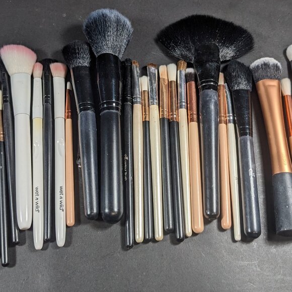 Huge lot of makeup brushes - Picture 1 of 3